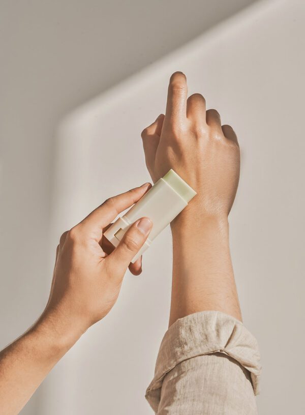 Matte Sun Stick: Mugwort + Camelia SPF 50+ PA++++ - Imagen 3